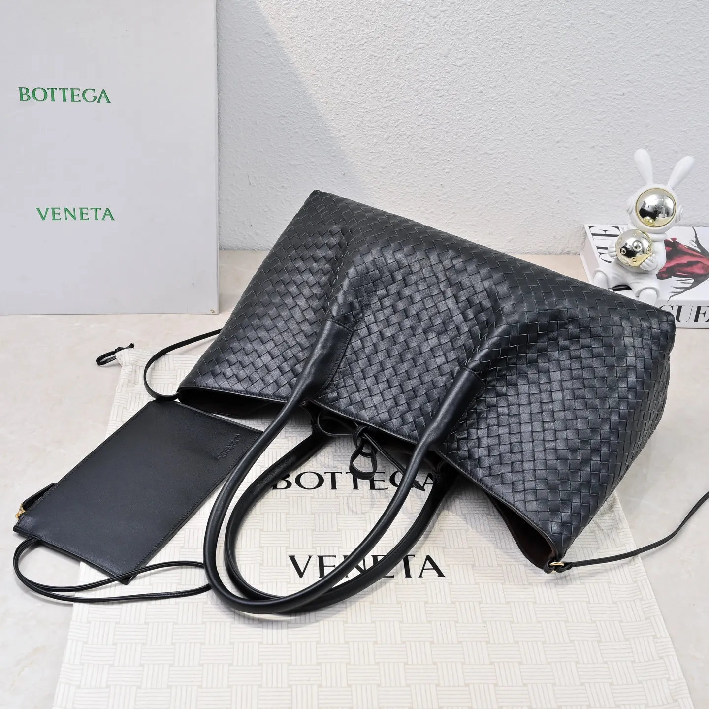 Batch 2360 Bv 2025 early spring series Pinacoteca medium tote handbag. The front is made of classic Intreccia woven cow leather. It is low-key and luxurious. The flip side is made of warm suede. It instantly switches to a lazy and casual style. It has a large internal capacity. It is no pressure to carry a computer for commuting. It is also thoughtfully matched with a small detachable bag. It is full of security. The woven texture is so delicate that you can't put it down. The highlight is that it is super versatile. Come and get your new bag😝 Model: 7166 Size: 23*43*14.5cm